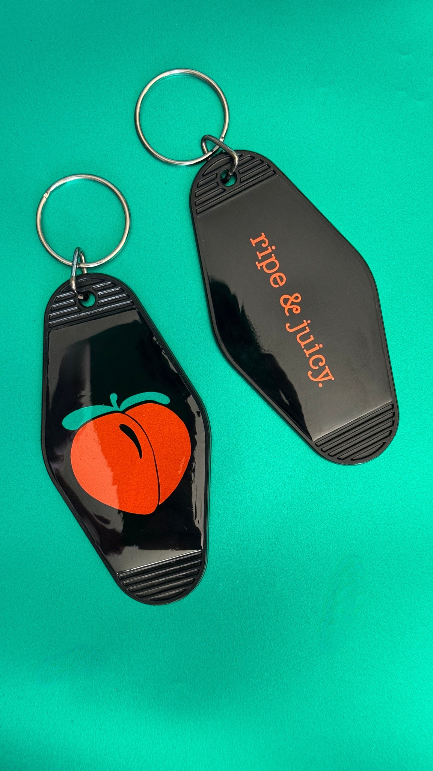 Hotel keychain: Peaches