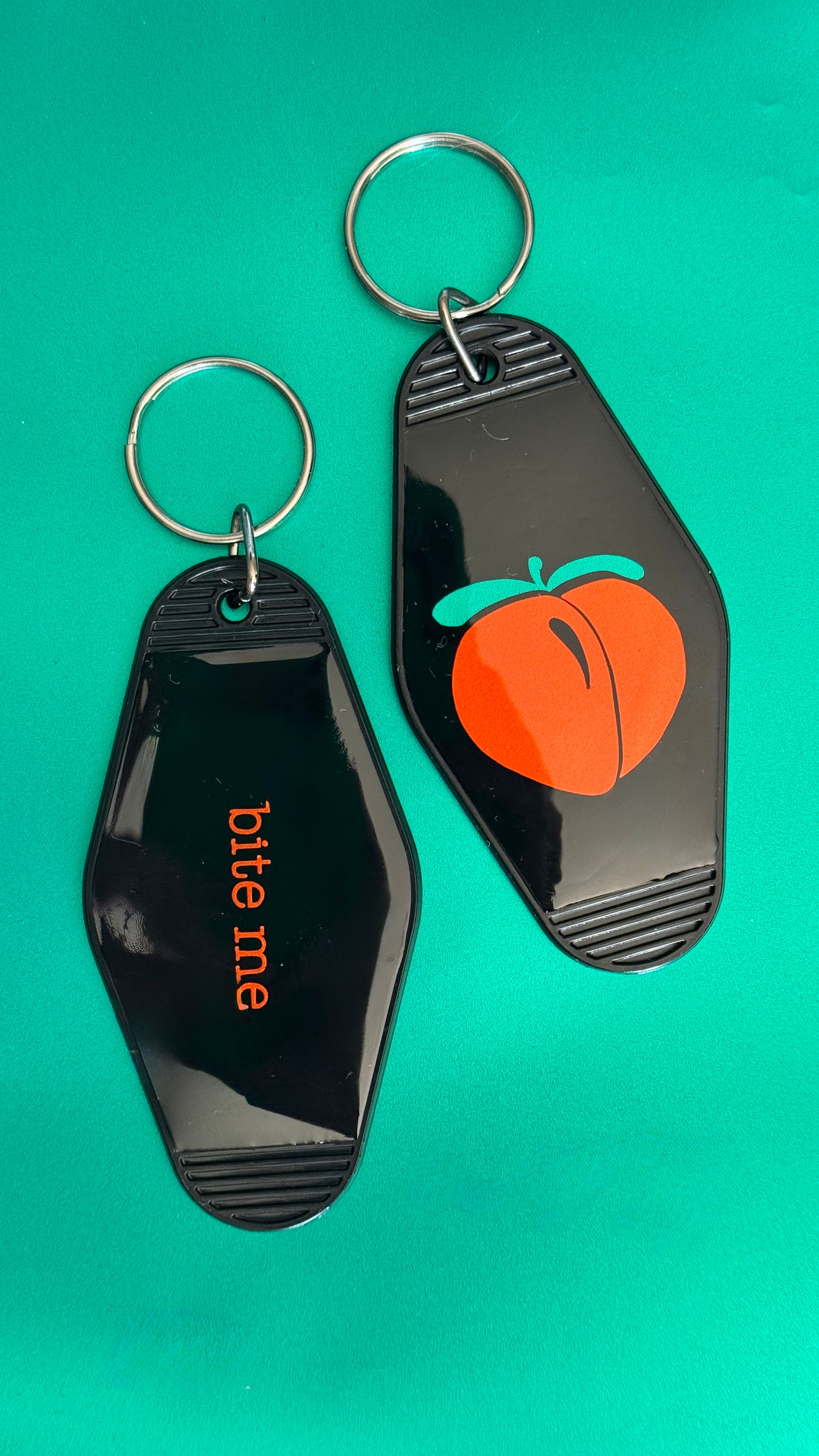 Hotel keychain: Peaches